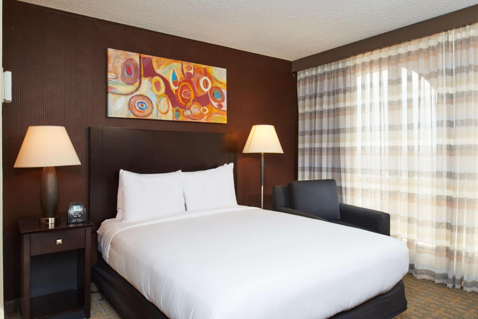Doubletree By Hilton Dallas Market Center Exterior photo