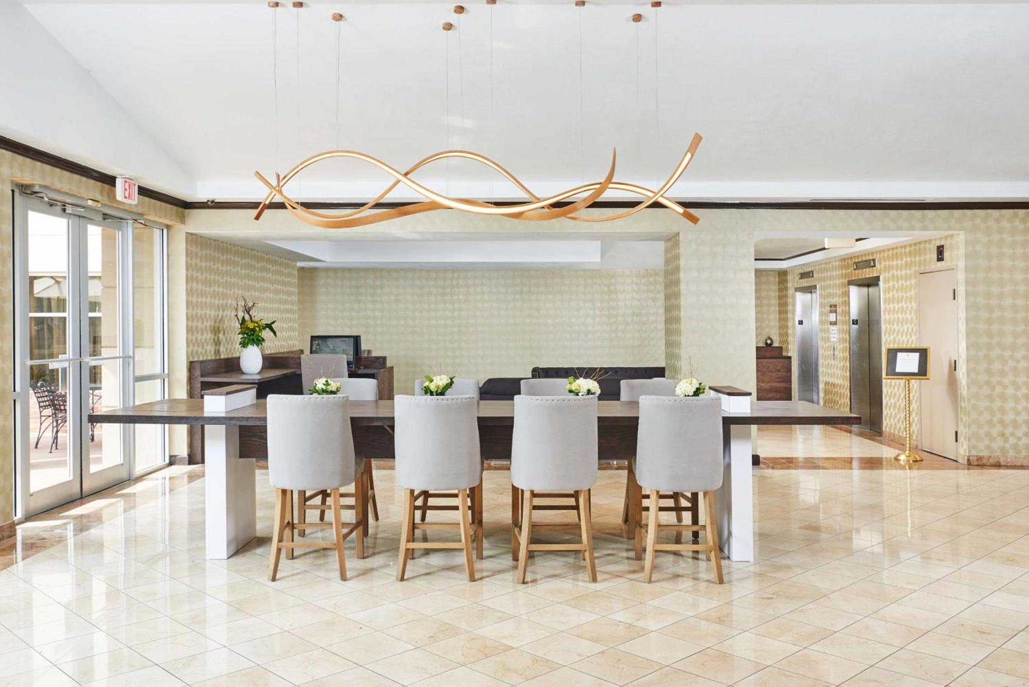 Doubletree By Hilton Dallas Market Center Exterior photo